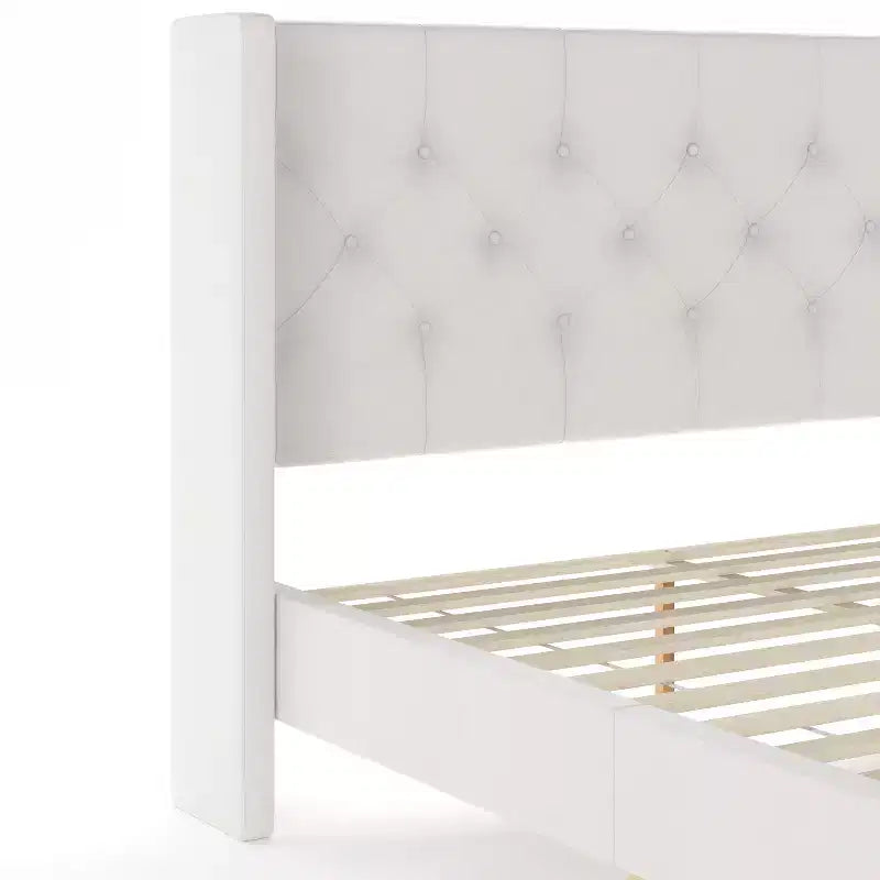 Lit plateforme rembourré avec tête de lit capitonnée à oreilles et longerons latéraux matelassés
