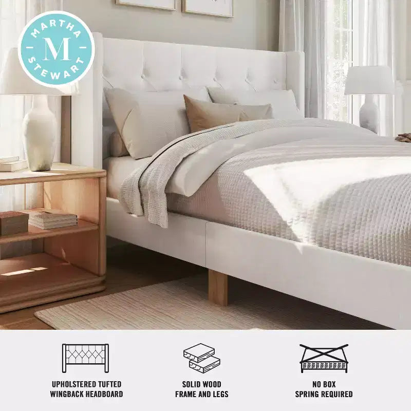 Lit plateforme rembourré avec tête de lit capitonnée à oreilles et longerons latéraux matelassés