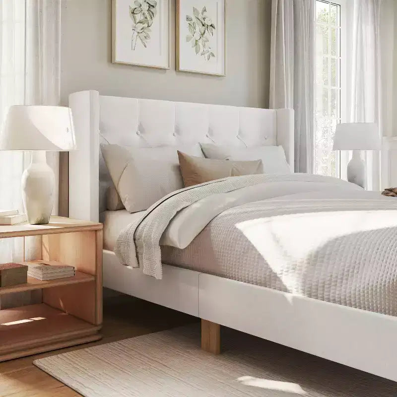 Lit plateforme rembourré avec tête de lit capitonnée à oreilles et longerons latéraux matelassés