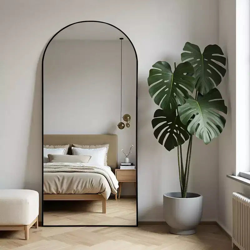 Miroir pleine longueur arqué à cadre métallique, miroir sur pied, miroir de coiffeuse.